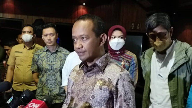 Menteri Investasi/Kepala Badan Koordinasi Penanaman Modal Bahlil Lahadalia mengunjungi salah satu cabang Holywings di Holywings Gunawarman Jakarta Selatan, Jumat (15/7/2022).  Foto: Akbar Maulana/kumparan