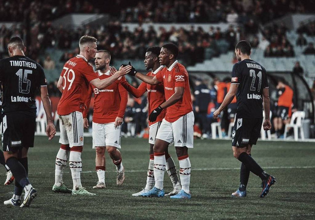 Melbourne Victory vs Manchester United (MU) dalam uji coba pramusim di Melbourne Cricket Ground, Australia, pada Jumat (15/7/2022). Foto: Twitter/ManUtd