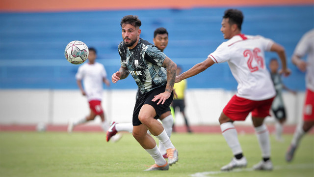 Pemain Persis Solo, Alexis Messidoro, dalam laga uji coba melawan Putra Delta Sidoarjo di Stadion UNS, Rabu (13/07/2022). FOTO: Dok Persis Solo.