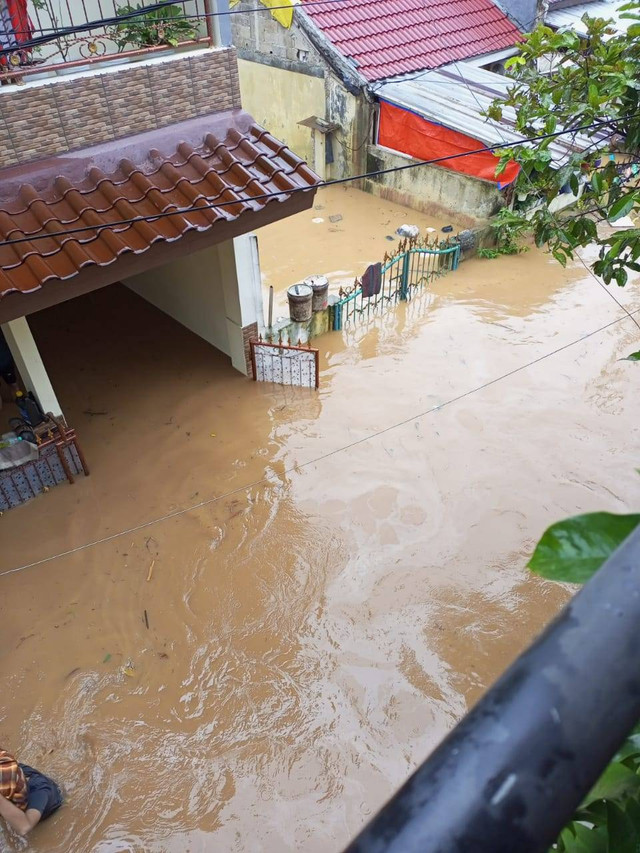 Suasana di Jalan Parkit, Vila Pamulang yang terendam banjir. Foto: Dok. Istimewa