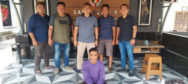 Petugas Polres OKU Timur saat mengamankan pelaku. (ist)