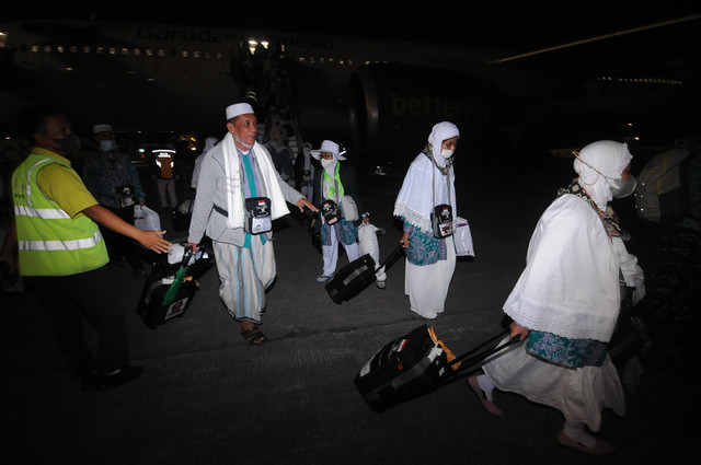 Jemaah haji asal Kabupaten Pati turun dari pesawat saat tiba di Bandara Adi Soemarmo, Boyolali, Jawa Tengah, Jumat (15/7/2022). Foto: Aloysius Jarot Nugroho/ANTARA FOTO