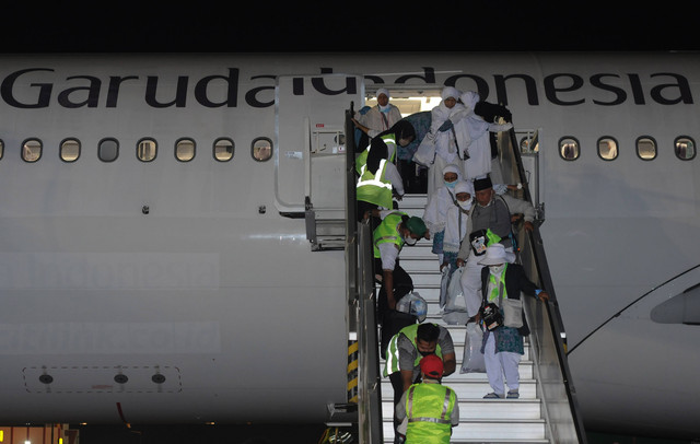 Jemaah haji asal Kabupaten Pati turun dari pesawat saat tiba di Bandara Adi Soemarmo, Boyolali, Jawa Tengah, Jumat (15/7/2022).  Foto: Aloysius Jarot Nugroho/ANTARA FOTO