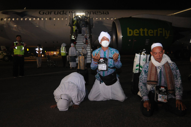 Sejumlah jemaah haji asal Kabupaten Pati sujud syukur saat tiba di Bandara Adi Soemarmo, Boyolali, Jawa Tengah, Jumat (15/7/2022). Foto: Aloysius Jarot Nugroho/ANTARA FOTO