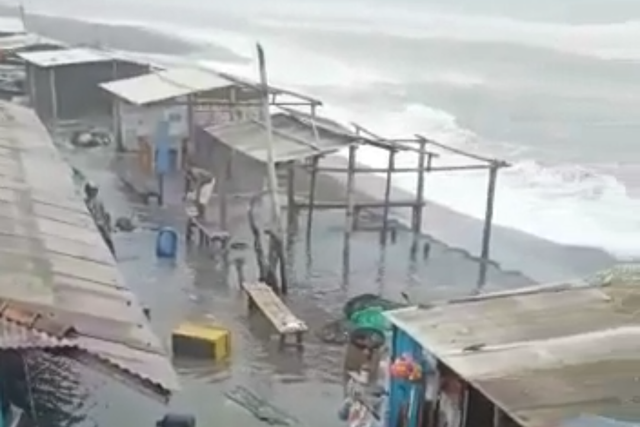 Tangkapan layar video warung di Pantai Depok, Kabupaten Bantul dilaporkan rusak terkena terjangan ombak, Sabtu (16/7/2022).
Foto: Dok. Istimewa