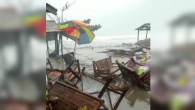 Suasana warung di Pantai Depok yang rusak dihantam gelombang tinggi. Foto: istimewa