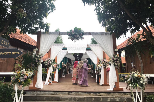 Suasana pernikahan anak DPRD DKI di Setu Babakan, Sabtu (16/7). Foto: Hedi/kumparan