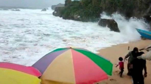 Gelombang tinggi di Pantai Gunungkidul. Foto: istimewa