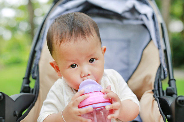 Ilustrasi Bayi Minum Pakai Gelas. Foto: Shutterstock