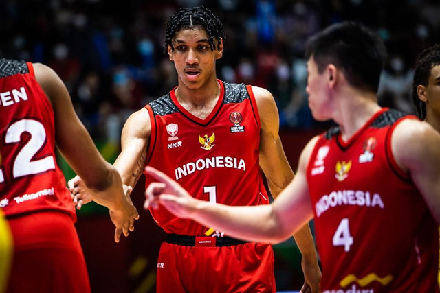 Timnas Basket Indonesia melawan Australia dalam laga babak penyisihan Grup A FIBA Asia Cup 2022 di Istora Gelora Bung Karno, Senayan, Jakarta, Sabtu (16/7/2022). Foto: FIBA  Asia Cup 2022