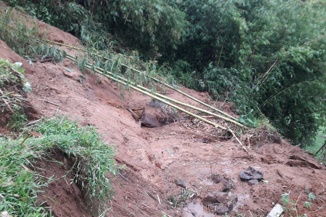 Puluhan makam di Pemakaman Umum (TPU) Kampung Jolok Atas, Cianjur, terbawa longsor. Foto: Dok. Istimewa