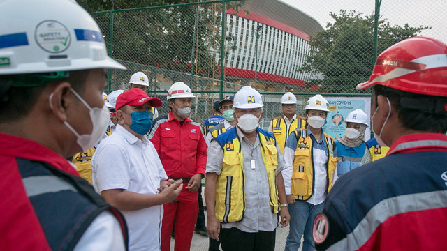 Menteri PUPR, Basuki Hadimuljono, meninjau venue ASEAN Para Games 2022 di Stadion Manahan Solo, Sabtu (16/07/2022). FOTO: Agung Santoso