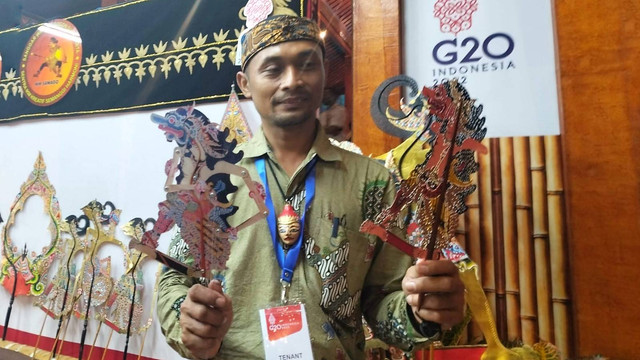 Pemilik UMKM Sanggar Wayang, Gogon, menunjukkan cendera mata bagi peserta ASEAN Para Games 2022. FOTO: Agung Santoso