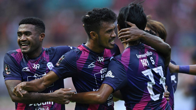 Pesepak bola Rans Nusantara FC Alfin Tuassalamony (tengah) dan rekan-rekannya berselebrasi usai menjebol gawang Persija Jakarta dalam pertandingan uji coba di Stadion Wibawa Mukti, Cikarang, Kabupaten Bekasi, Jawa Barat, Sabtu (16/7/2022). Foto: Aditya Pradana Putra/ANTARA FOTO