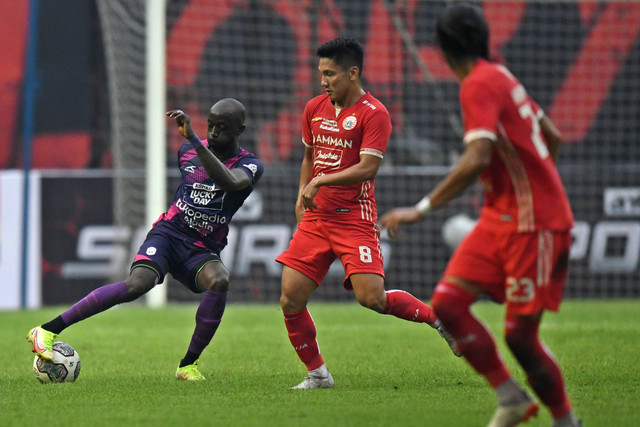 Pesepak bola Rans Nusantara FC Makan Konate (kiri) berusaha melewati hadangan pesepak bola Persija Jakarta Syahrian Abimanyu (tengah) dalam pertandingan uji coba di Stadion Wibawa Mukti, Cikarang, Kabupaten Bekasi, Jawa Barat, Sabtu (16/7/2022). Foto: Aditya Pradana Putra/ANTARA FOTO
