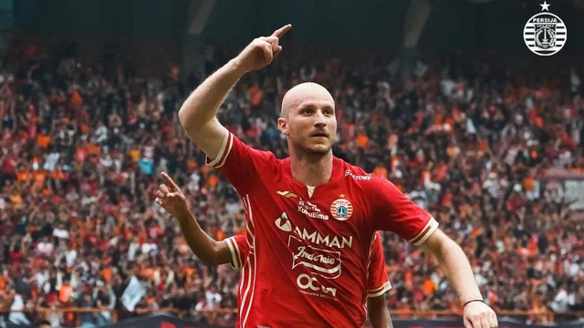 Pesepak bola Persija Jakarta Michael Krmencik berselebrasi saat hadapi Rans Nusantara FC dalam pertandingan uji coba di Stadion Wibawa Mukti, Cikarang, Kabupaten Bekasi, Jawa Barat, Sabtu (16/7/2022). Foto: Instagram/@persija