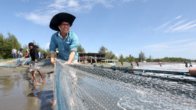 Pj Wali Kota Banda Aceh, Bakri Siddiq menarik pukat di Gampong Jawa. Foto: Humas Banda Aceh