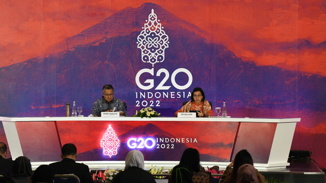 Menteri Keuangan Sri Mulyani (kanan) dan Gubernur Bank Indonesia Perry Warjiyo (kiri) menyampaikan keterangan saat konferensi pers hasil 3rd Finance Ministers and Central Bank Governors (FMCBG) G20 di Nusa Dua, Badung, Bali, Sabtu (16/7/2022). Foto: Fikri Yusuf/Antara Foto