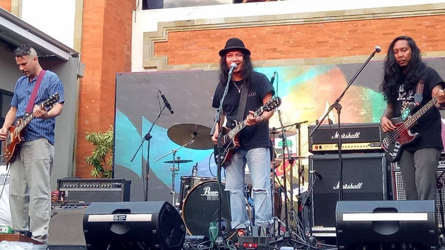 Navicula saat tampil Gramedia di Mal Bali Galeria, Sabtu, (16/7/2022) untuk merayakan 100 Thaun Chairil Anwar - LSU 