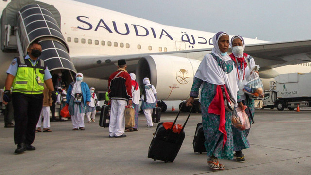 Jamaah haji yang tergabung dalam kelompok terbang (kloter) pertama tiba Terminal 2 Bandara Internasional Juanda Surabaya di Sidoarjo, Jawa Timur, Minggu (17/7/2022). Foto: Umarul Faruq/Antara Foto