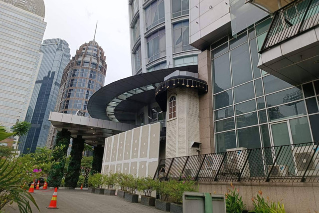 Suasana hari pertama pemberlakukan wajib vaksin booster masuk mal di FX Sudirman, Jakarta, Minggu (17/7).
 Foto: Zamachsyari/kumparan