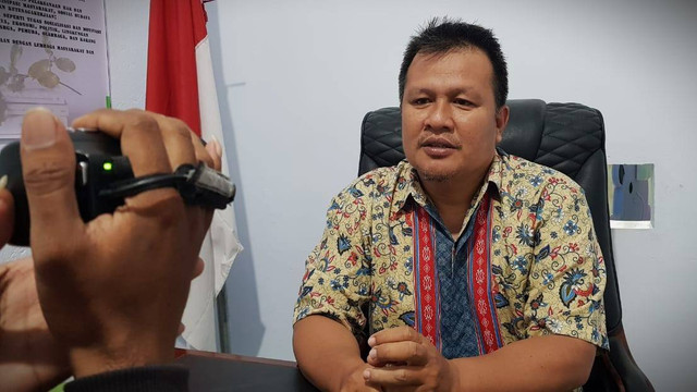Kepala Desa Pilohayanga, Taufik Husa saat diwawancarai wartawan. Minggu, (17/70. Foto: Dok banthayo