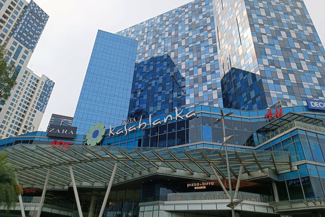 Suasana hari pertama pemberlakukan wajib vaksin booster masuk mal di Mal Kota Kasablanka, Jakarta, Minggu (17/7). Foto: Zamachsyari/kumparan