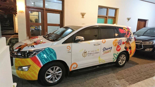 Stiker ASEAN Para Games 2022 di bodi mobil dinas Gibran. FOTO: Fernando Fitusia