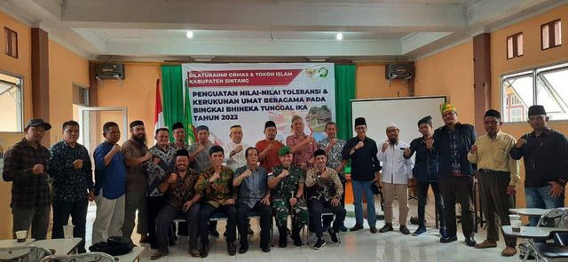 Foto bersama usai Silaturahmi Tokoh dan Ormas Muslim Sintang dengan tema “Penguatan Nilai-Nilai Toleransi dan Kerukunan Umat Beragama pada Bingkai Bhineka Tunggal Ika Tahun 2022. Foto: Yusrizal/Hi! Pontianak