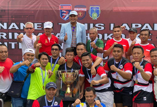 Salah satu Lapas Pemuda Kelas IIA Madiun, Deni Susanto sumbang Medali Emas untuk Persatuan Tenis Pengayoman (PTP) Kanwil Kemenkumham Jatim dalam pertandingan Tenis peringatan Hari Dharma Karya Dhika (HDKD) ke-77, Minggu(17/7/2022)pagi. (Foto : Humas Kanwil Kemenkumham Jatim for Humas Lasdaun)