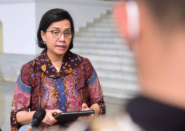 Menteri Keuangan Sri Mulyani mendampingi Presiden Jokowi bertemu delegasi Dana Moneter Internasional (IMF) Presiden Jokowi bersama Direktur Pelaksana IMF Kristalina Georgieva di Istana Kepresidenan Bogor, Minggu (17/7).  Foto: Muchlis Jr/Biro Pers Sekretariat Presiden