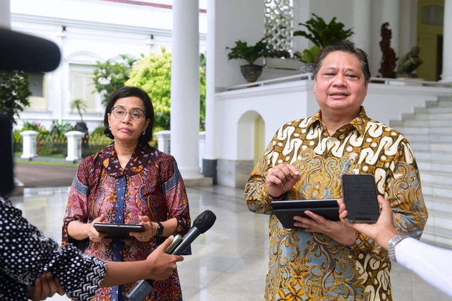 Menteri Keuangan Sri Mulyani dan Menko Perekonomian Airlangga Hartarto mendampingi Presiden Jokowi bertemu delegasi Dana Moneter Internasional (IMF) di Istana Kepresidenan Bogor, Minggu (17/7).  Foto: Muchlis Jr/Biro Pers Sekretariat Presiden