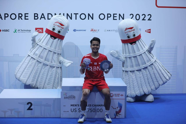 Anthony Ginting menjuarai Singapore Open 2022 di Singapore Indoor Stadium, Minggu (17/7). Foto: PBSI