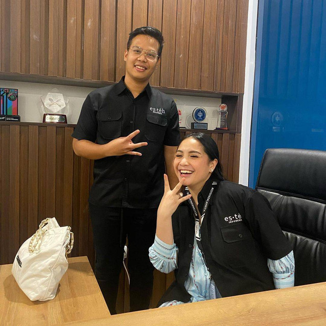 Nagita Slavina (Kanan) jadi CEO Esteh Indonesia menggantikan Haidhar Wurjanto.  Foto: Instagram/@haidharwurjanto