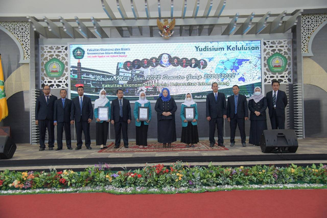 Peserta yudisium terbaik angkatan 9 dan 10 semester genap 2021-2022 berfoto dengan seluruh pimpinan FEB Unisma. Foto: dok FEB Unisma
