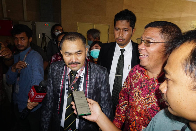Kuasa Hukum keluarga Brigadir Yosua Kamarudin Simanjutak (kiri) dan Johnson Panjaitan (kanan) di Bareskrim Polri, Senin (18/7/2022). Foto: Iqbal Firdaus/kumparan