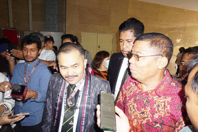 Kuasa Hukum keluarga Brigadir Yosua Kamarudin Simanjutak (kiri) dan Johnson Panjaitan (kanan) di Bareskrim Polri, Senin (18/7/2022). Foto: Iqbal Firdaus/kumparan