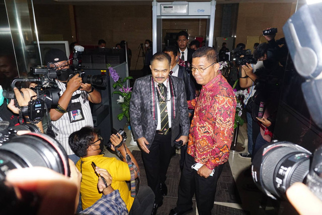 Kuasa Hukum keluarga Brigadir Yosua Kamarudin Simanjutak (kiri) dan Johnson Panjaitan (kanan) di Bareskrim Polri, Senin (18/7/2022). Foto: Iqbal Firdaus/kumparan
