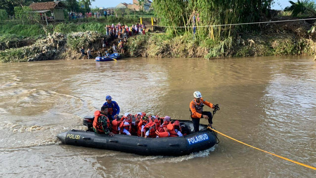 Puluhan siswa seberangi sungai di hari pertama sekolah. Foto: Dok. Istimewa