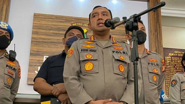 Kapolres Metro Jakarta Selatan, Kombes Pol Budhi Herdi Susianto saat menyampaikan perkembangan kasus penembakan Brigadir J di Jakarta, Selasa (12/07/2022). Foto: ANTARA/Luthfia Miranda Putri