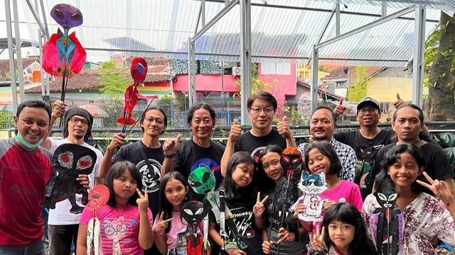 Pegiat Wayang Merdeka, IUN, berfoto bersama anak-anak yang terlibat dalam pementasan Wayang Alien turun ke bumi. Foto: Dok. Wayang Merdeka