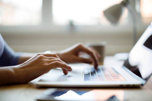 Ilustrasi menggunakan laptop dengan sistem operasi Windows. Foto: Unsplash
