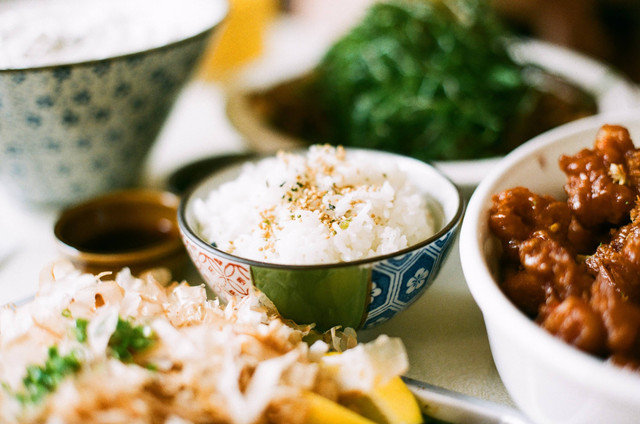 Restoran milik artis di surabaya yang paling hits/ilustrasi rice bowl, Foto oleh Chanhee Lee di Unsplash
