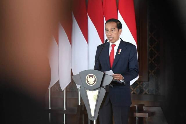 Presiden Joko Widodo memberikan keterangan pers sebelum melakukan kunjungan kerja ke Jerman di Bandara Soekarno-Hatta, Jakarta, Minggu (26/6/2022). Foto: Lukas/Biro Pers Sekretariat Presiden