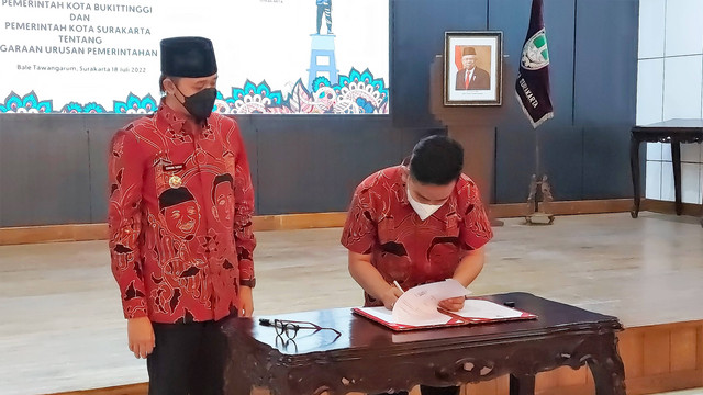 Wali Kota Solo, Gibran Rakabuming Raka, menandatangani nota kesepahaman kerja sama pengembangan batik, pendidikan dan pariwisata dengan Pemkot Bukittingggi di Balai Kota Solo, Senin (18/07/2022). FOTO: Fernando Fitusia