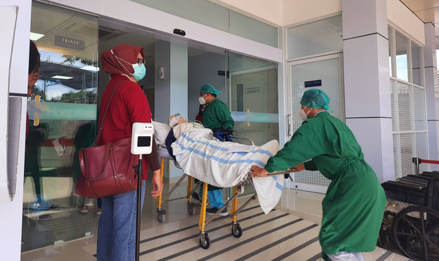 Simulasi code yellow saat menangani pasien kecelakaan lalu lintas di ruang UGD RS Siloam Jambi. Foto: Bahara Jati/Jambikita.id