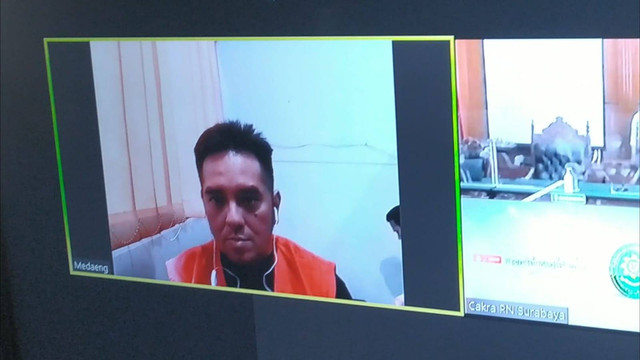 Tampang Mas Bechi saat mengikuti sidang perdana oleh Pengadilan Negeri (PN) Surabaya atas kasus pencabulan terhadap santriwati secara daring atau online, Senin (18/7/2022). Foto: Dok. Istimewa