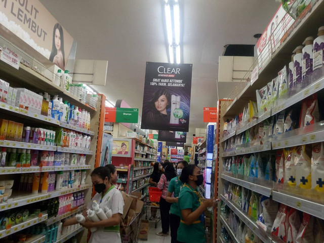 Suasana di mall Tiara Dewata Jalan Mayjen Sutoyo Denpasar - LSU