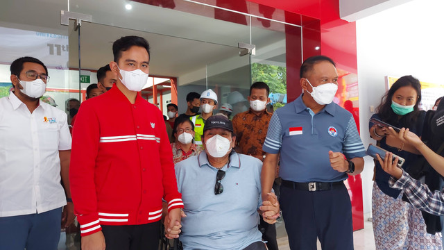 Ketua Inaspoc, Gibran Rakabuming Raka, Ketua NPC Indonesia Senny Marbun dan Menpora Zainudin Amali di GOR FKOR UNS, Solo, Senin (18/07/2022). FOTO: Fernando Fitusia