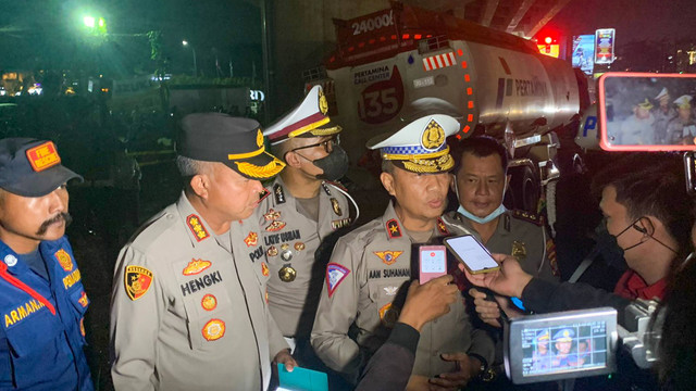 Polisi di lokasi Truk Pertamina yang Kecelakaan di Cibubur. Foto: Rinjani/kumparan